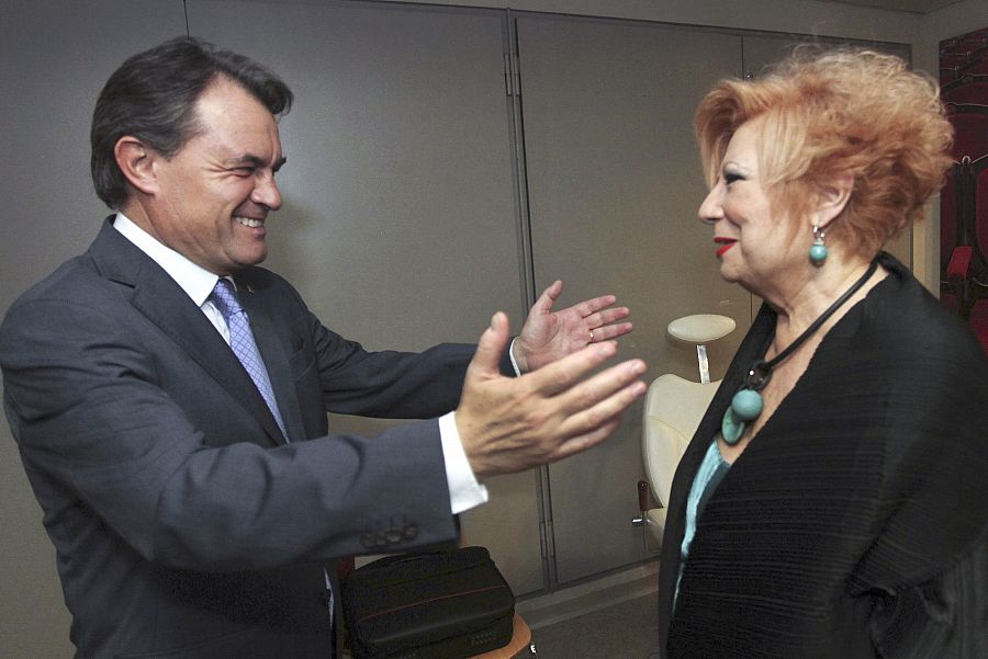 El expresident de la Generalitat, Artur Mas, saludando a la cantante Núria Feliu en el concierto con motivo de su 70 cumpleaños en 2011