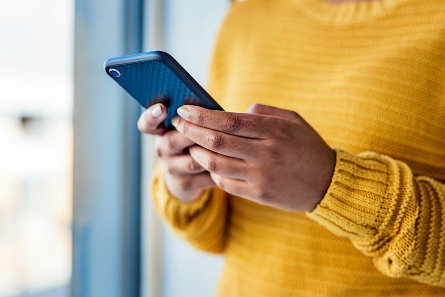 Persona usando un teléfono móvil