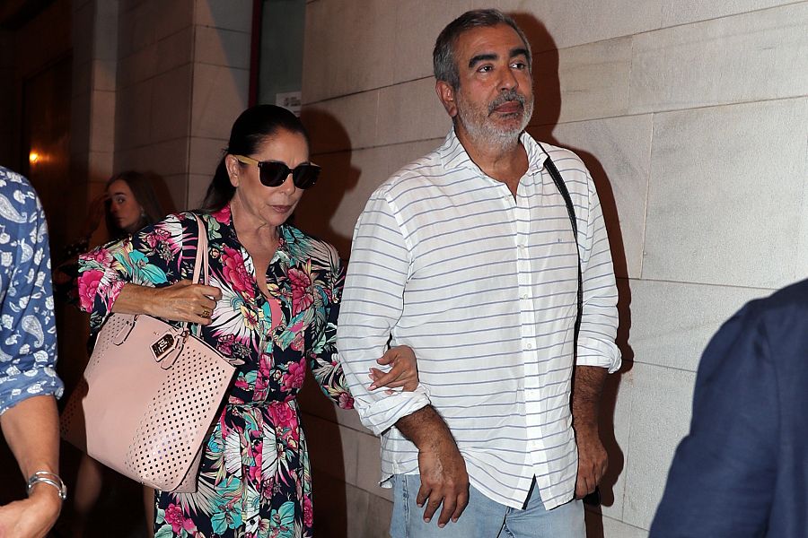 Isabel Pantoja siempre acompañada por su hermano Agustín, su mayor apoyo