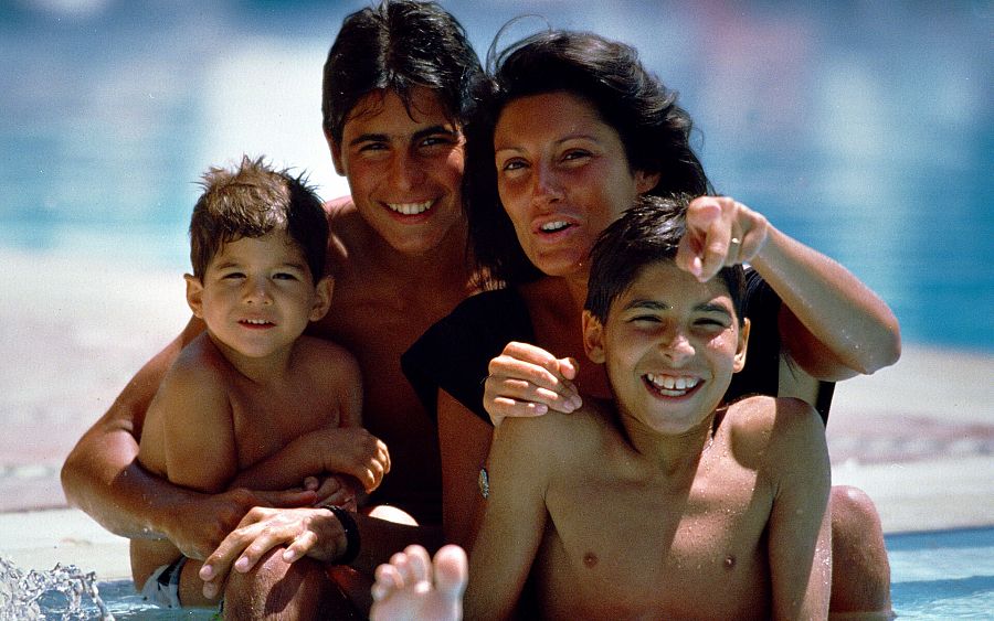 Carmina Ordóñez junto a sus tres hijos en una piscina