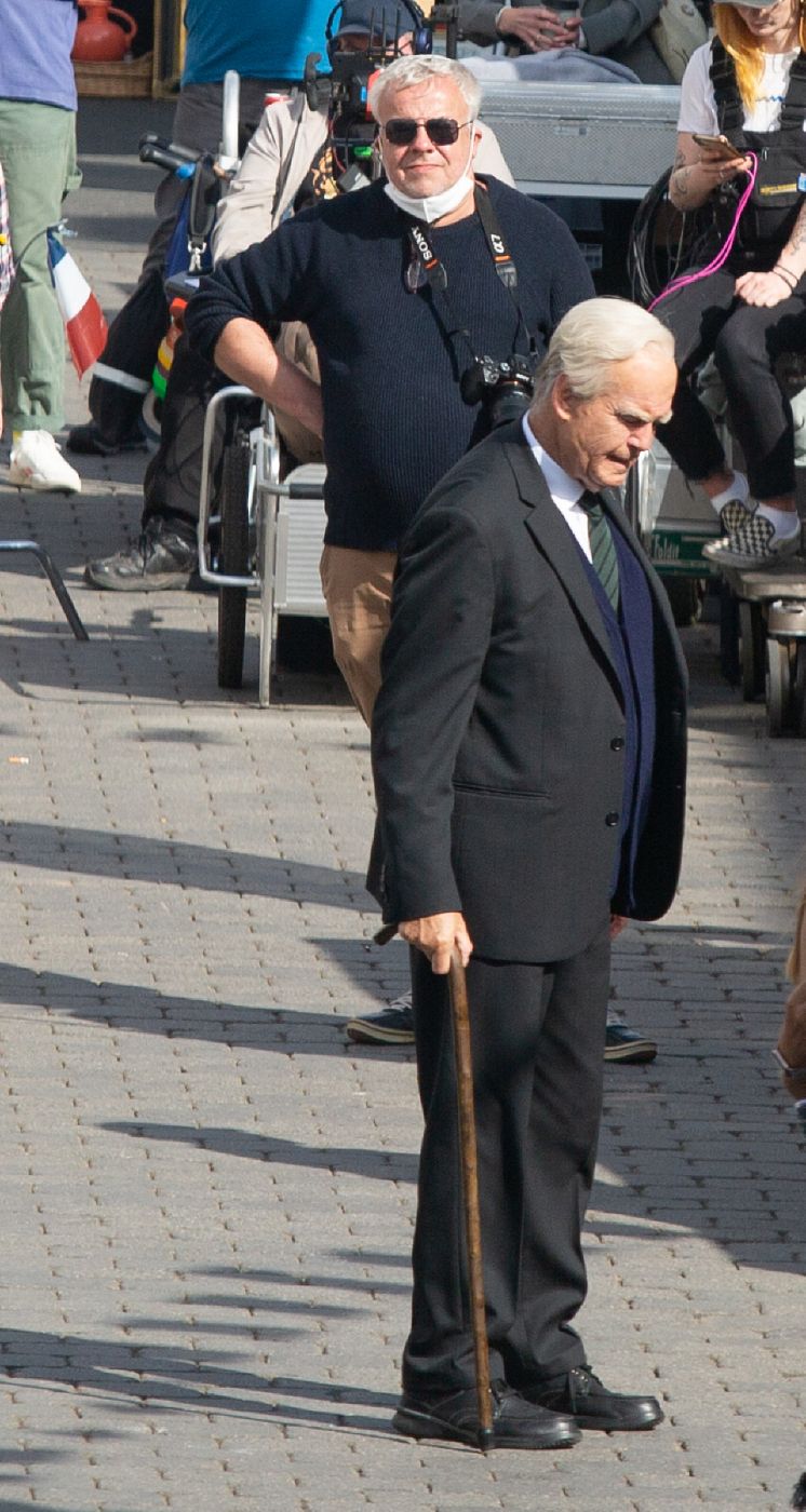 Pierce Brosnan Iirreconocible en el rodaje de The Last Rifleman