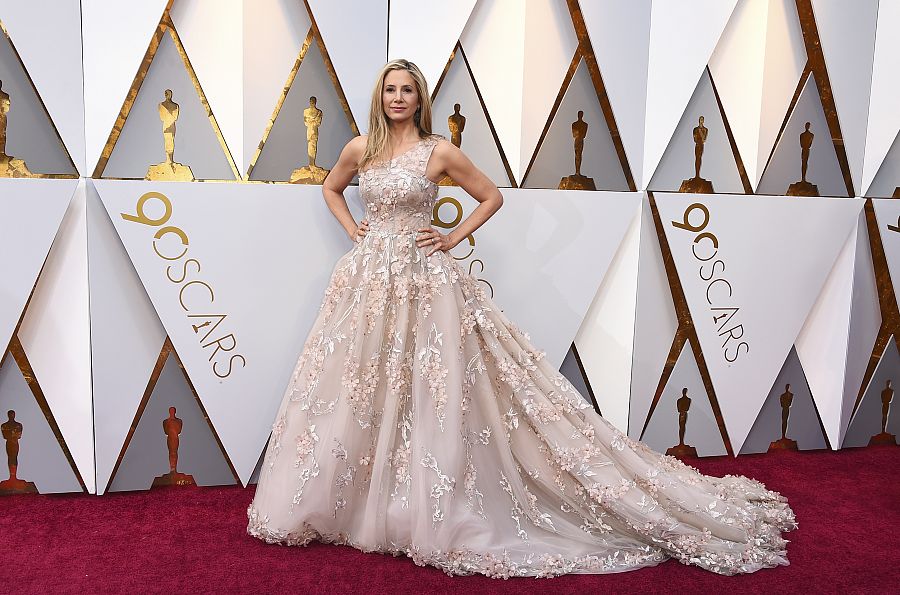 Mira Sorvino en la alfombra roja de los Premios Oscar 2018