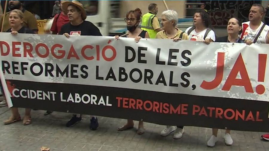 Una cinquantena de persones, concentrades a les portes d'Inspecció de Treball per protestar contra les morts per calor