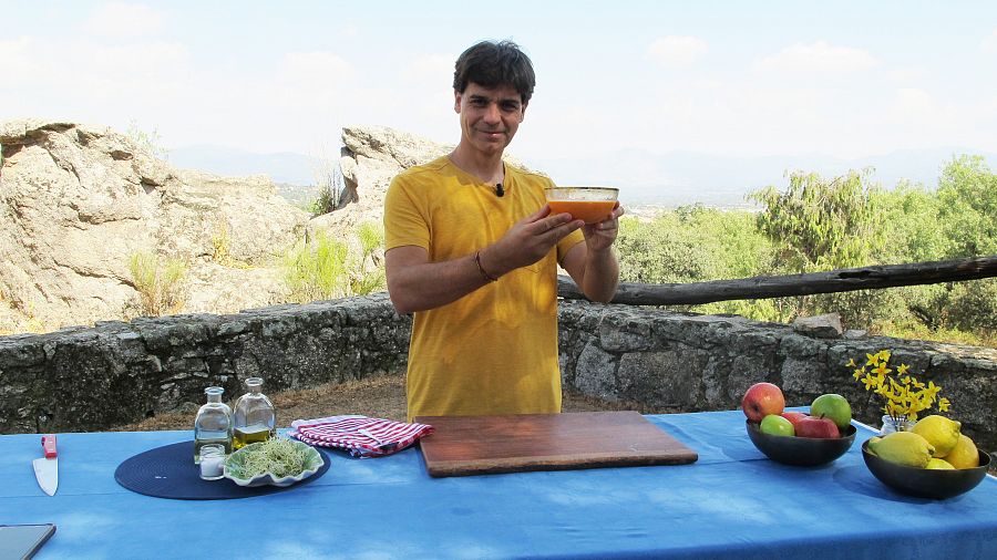 Sergio Fernández con el plato de gazpacho terminado