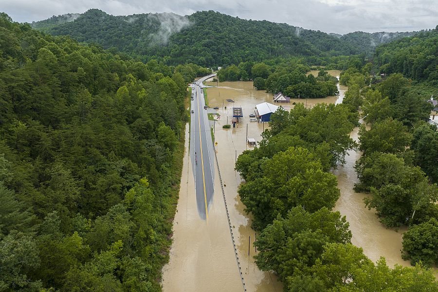 Las fuertes lluvias han provocado inundaciones repentinas y corrimientos de tierra mientras las tormentas azotan partes del centro de los Apalaches, en Kentucky.