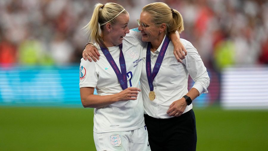 La pichichi de la Eurocopa, Beth Mead (i), y la seleccionador inglesa, Sarina Wiegman (d)