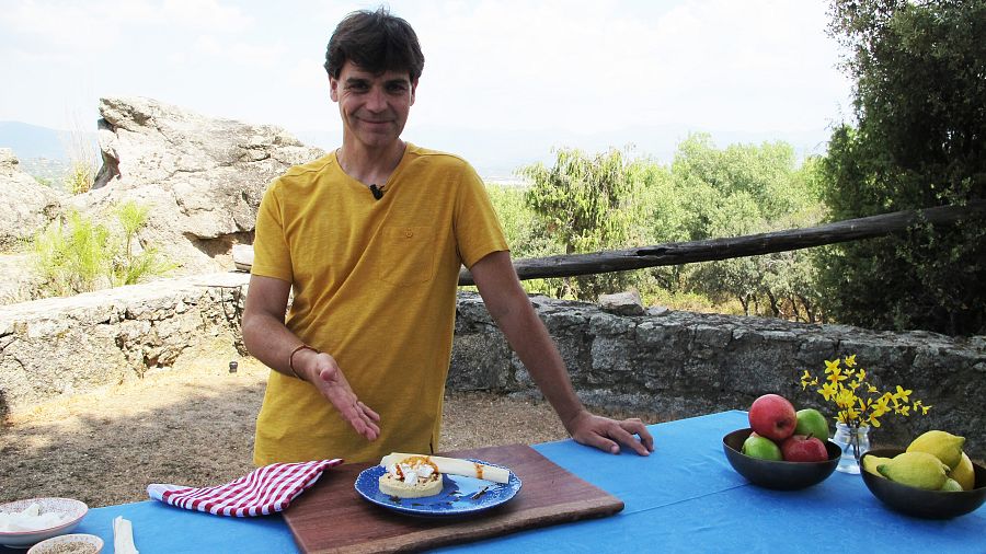 Sergio Fernández con el plato de hummus con queso feta