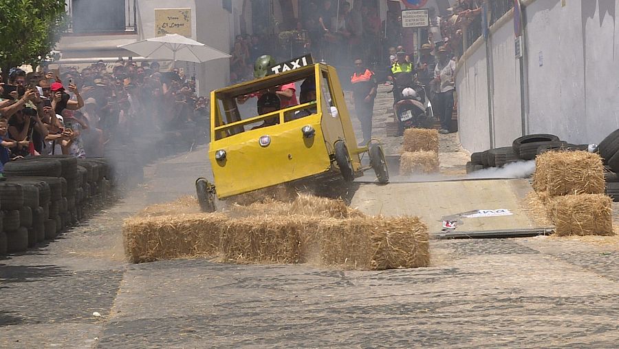 En la carrera de los autos locos participan artilugios sin motor que se lanzan por las cuestas de Frigiliana