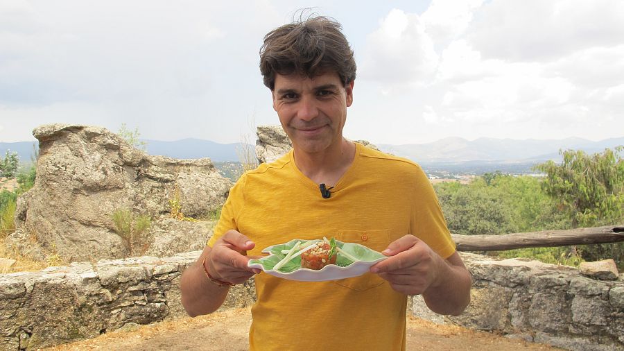 Sergio Fernández cocina tartar de tomate con albahaca