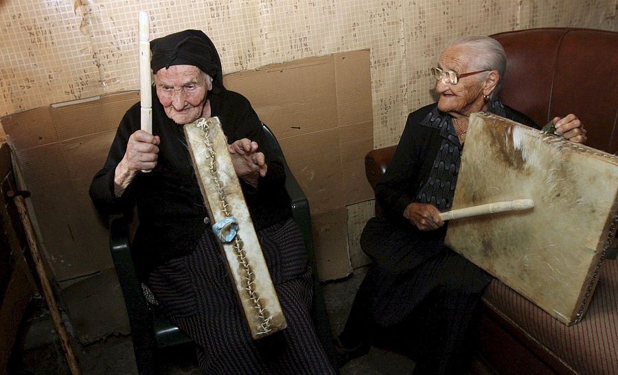 La Tía Gora, a la izquierda, y la Tía Nisia, a la derecha interpretan el pandero cuadrado