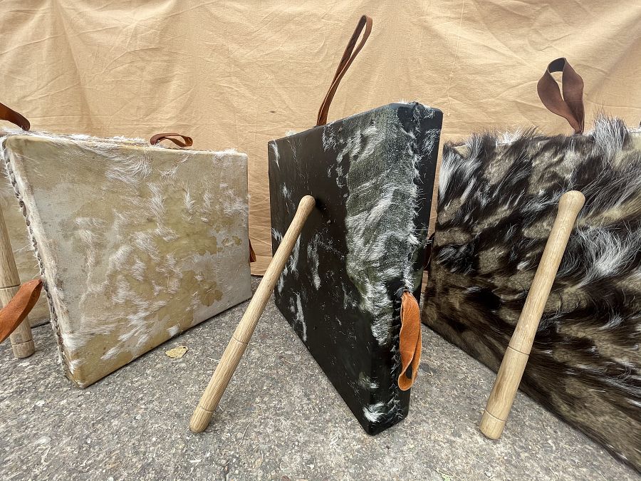 Diferentes panderos cuadrados de Juana Catalán