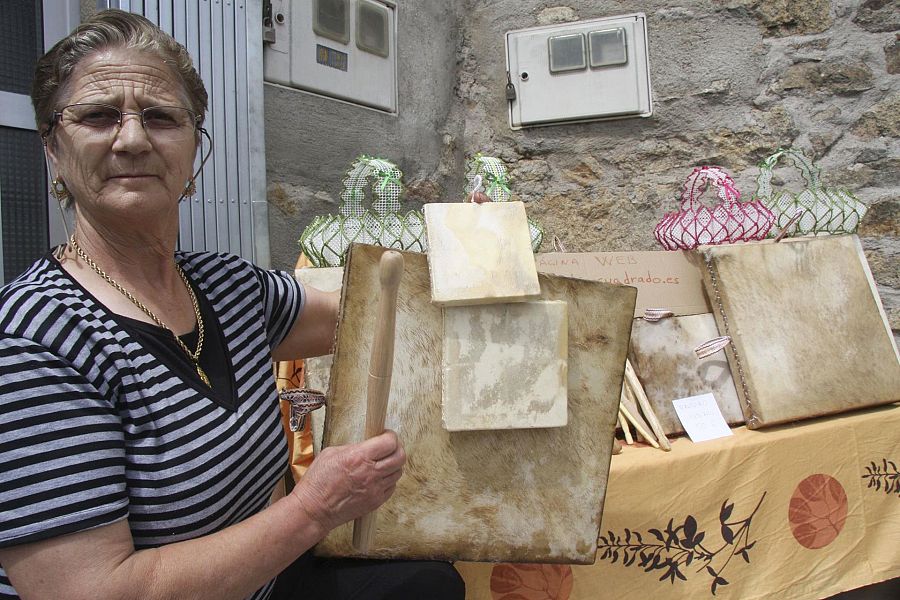 Andrea Mateos, vecina de Peñaparda y constructora de panderos cuadrados