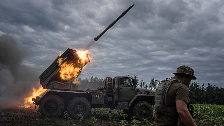 El ejército ucraniano dispara contra posiciones rusas en la línea del frente en la región de Járkov