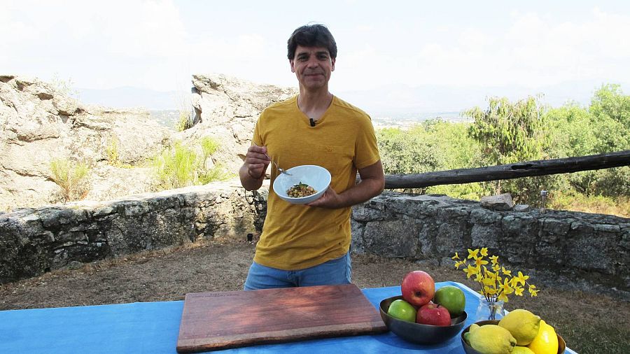 Sergio Fernández con la ensalada de garbanzos a la menta