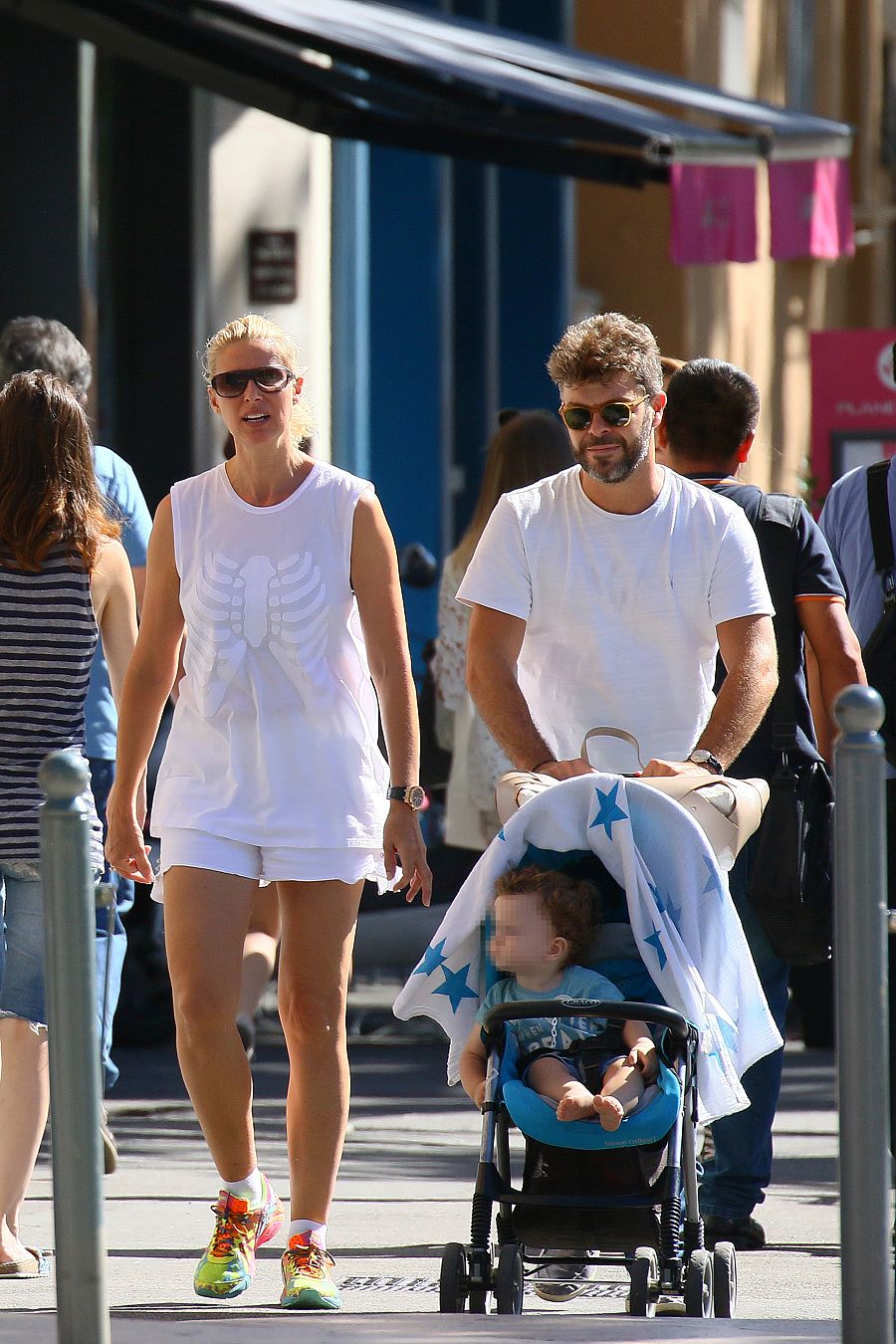 Anne Igartiburu y Pablo Heras-Casado pasean a su hijo Nicolás