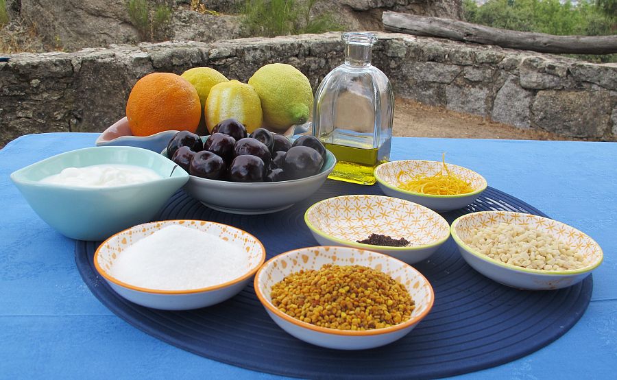 Ingredientes para la sopa de cerezas con yogur griego, naranja y polen