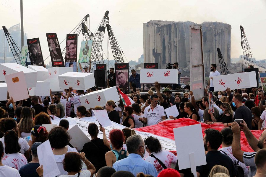 Manifestantes durante el segundo aniversario de la explosión del puerto Beirut