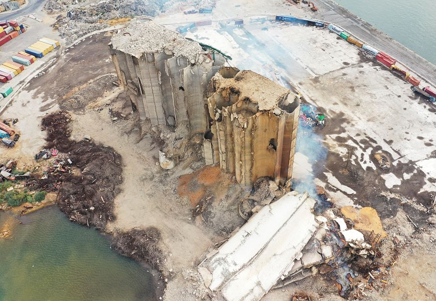 Así han quedado los silos del puerto de Beirut tras un nuevo derrumbe