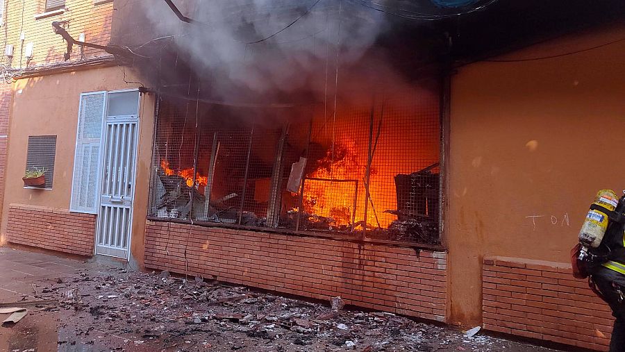 El foc s'ha declarat en uns baixos i s'estudia l'afectació que ha patit l'estructura | Bombers Generalitat