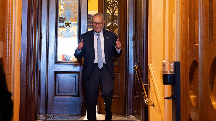 El líder de la Mayoría del Senado, Chuck Schumer, celebra el acuerdo