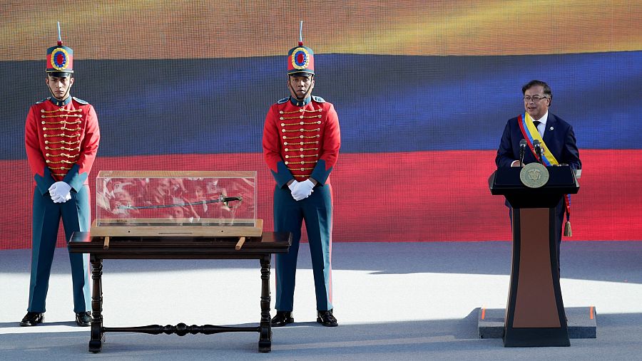 Gustavo Petro con la espada de Bolívar en una urna