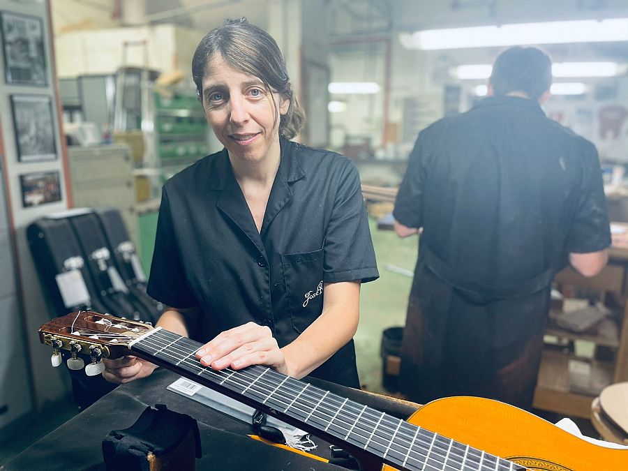 Cristina Ramírez, guitarrera, junto a su hermano son la quinta generación de Guitarras Ramírez