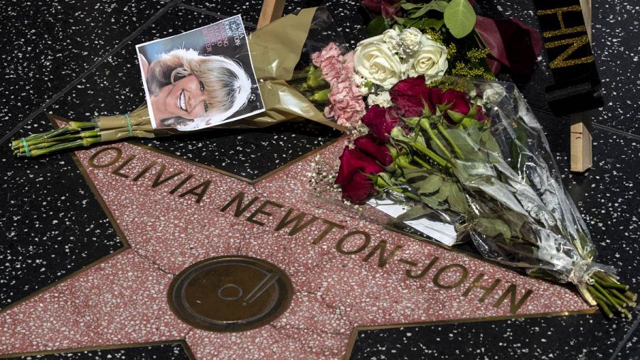 Flores y fotografías se exhiben junto a la estrella de la cantante y actriz australiana Olivia Newton-John en el Paseo de la Fama de Hollywood, en Hollywood, California, EE.UU.