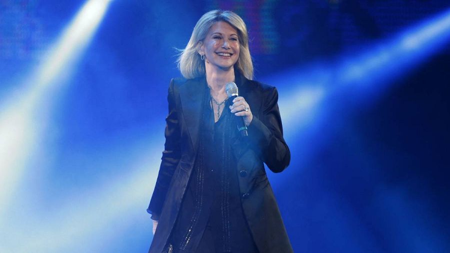 En esta foto de archivo tomada el 23 de febrero de 2017, la cantante británico-australiana Olivia Newton-John se presenta en el 58º Festival Internacional de la Canción de Viña del Mar en Viña del Mar, Chile.