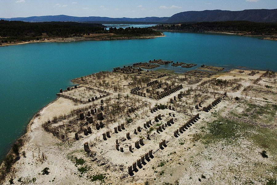 Los restos del balneario Real Sitio de La Isabela emergen de las aguas bajas del embalse de Buendía, en Sacedón, el pasado domingo