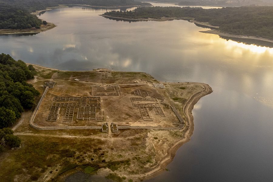 Vista del campamento romano Aquis Querquennis, situado a orillas del río Limia en el embalse de As Conchas