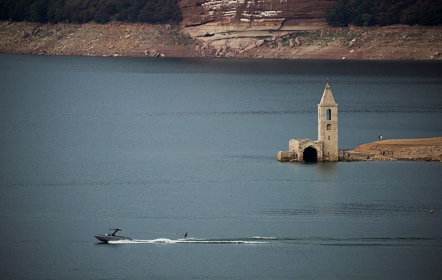 Los restos de la iglesia de Sant Romà de Sau emergen de las aguas bajas del embalse de Sau, al norte de Barcelona, este lunes