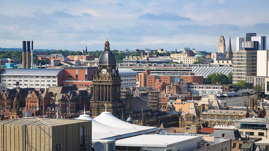 Horizonte de la ciudad de Leeds con el ayuntamiento de la ciudad al fondo