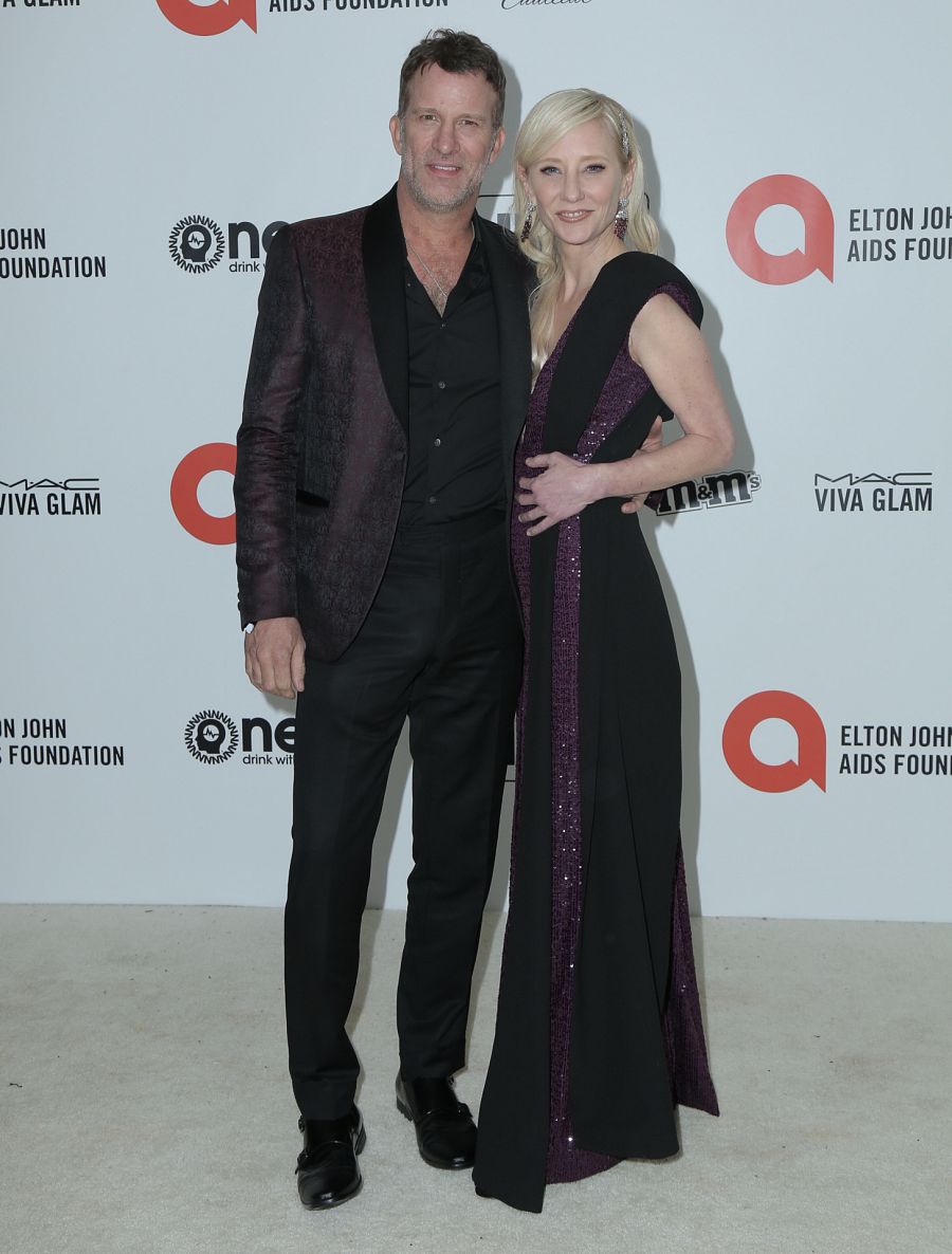 Anne Heche y Thomas Jane en 2020 posando en un evento