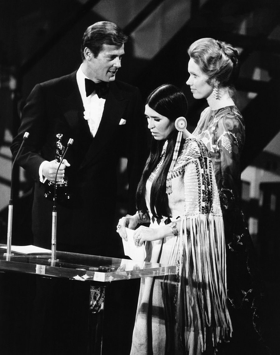 Desde la izquierda, Roger Moore, Sacheen Littlefeather (también conocida como Maria Cruz), Liv Ullmann, mientras Littlefeather rechaza el Oscar 'El Padrino' de Marlon Brando, 27 de marzo de 1973.