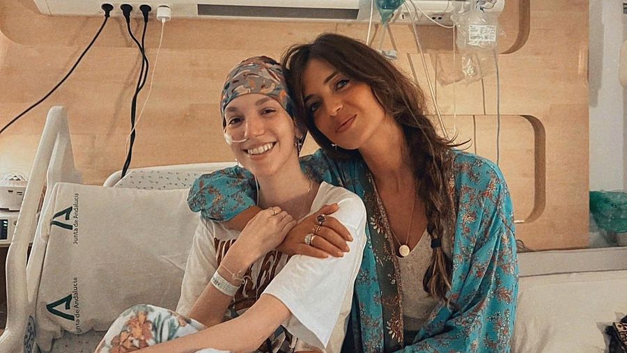 Elena Huelva y la periodista Sara Carbonero