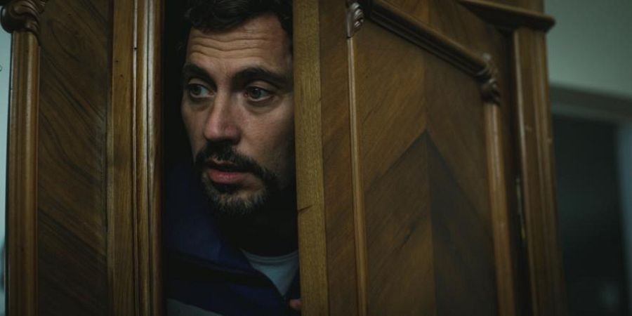 Fotograma de 'No mires a los ojos', junto a Paco León