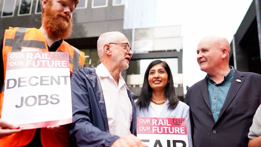 El exlíder del Partido Laborista Jeremy Corbyn, segundo a la izquierda, el diputado por Coventry South Zarah Sultana y el secretario general del Sindicato Ferroviario, Marítimo y de Transporte (RMT) Mick Lynch, se paran en la línea de piquete frente