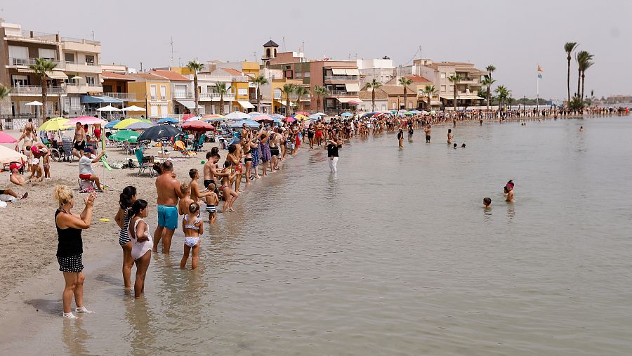 Cadena humana formada en agosto de 2022 por la recuperación del Mar Menor, en Los Alcázares.