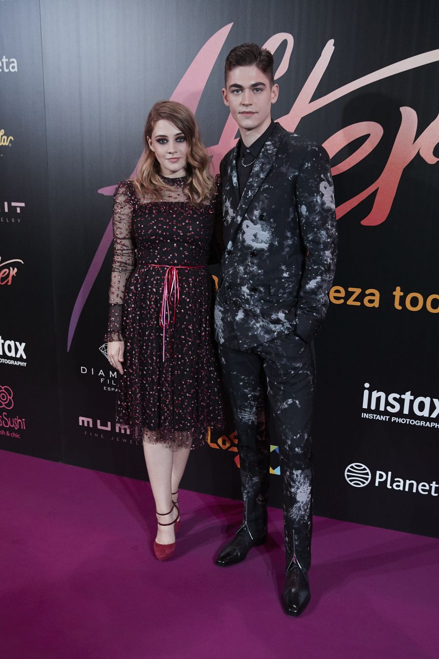 Hero Fiennes Tiffin y Josephine Langford