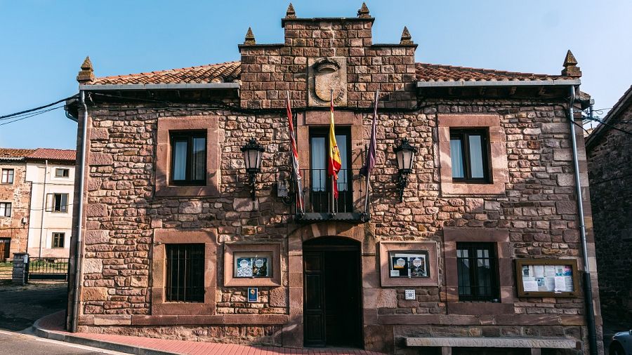 Fachada del Ayuntamiento de Brañosera, en Palencia