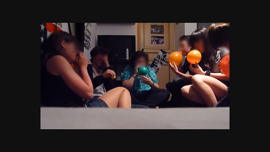 Ilyas y sus amigos inhalan globos