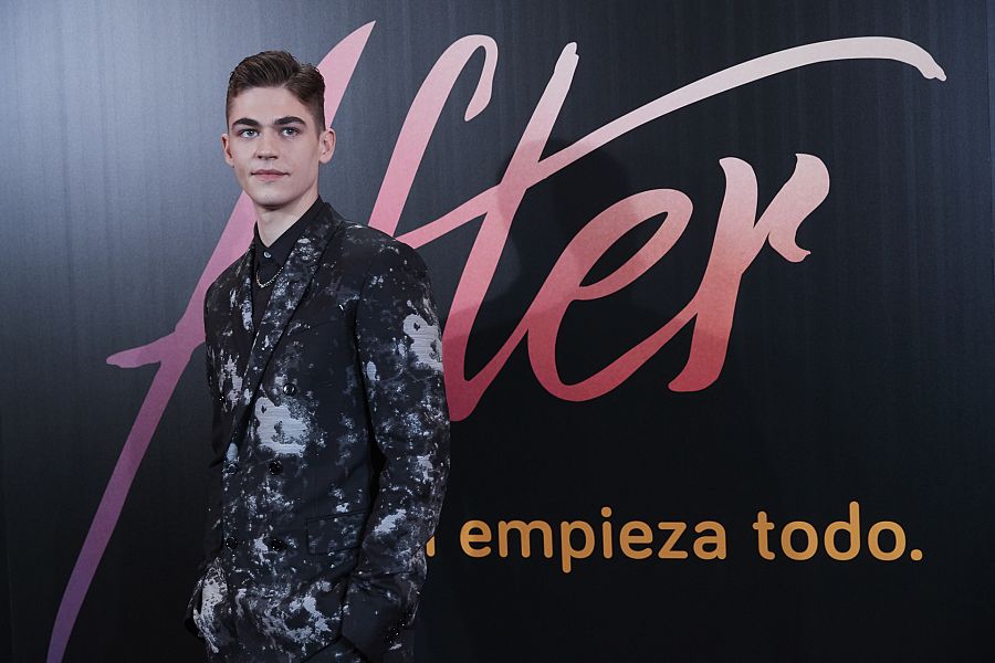Hero Fiennes Tiffin es Hardin en la saga 'After'