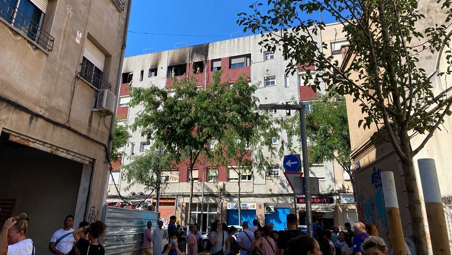 Incendi en un cinquè pis d'un edifici al carrer Quevedo de Badalona