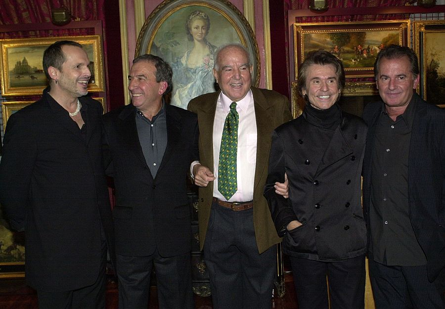 Tomás Muñoz (centro) posa con los cantantes Miguel Bosé, José Luis Perales, Raphael y Víctor Manuel, durante la presentación de su libro 'Memoria banal' en 2004