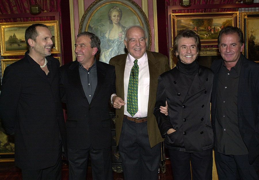 Tomás Muñoz (centro) posa con los cantantes Miguel Bosé, José Luis Perales, Raphael y Víctor Manuel, durante la presentación de su libro 'Memoria banal' en 2004