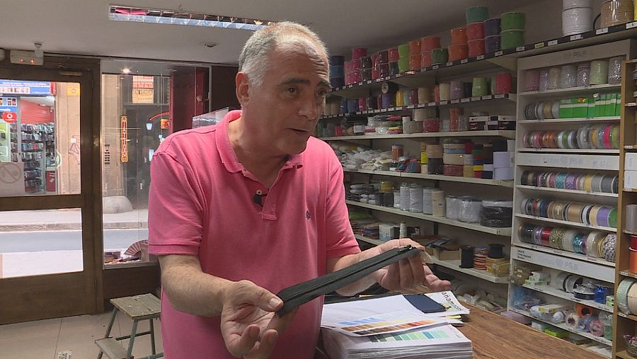 Los responsables de las tiendas quieren ver y tocar lo que después venderán a sus clientes