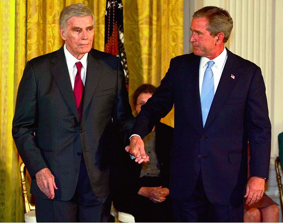 Charlton Heston junto al entonces presidente Bush