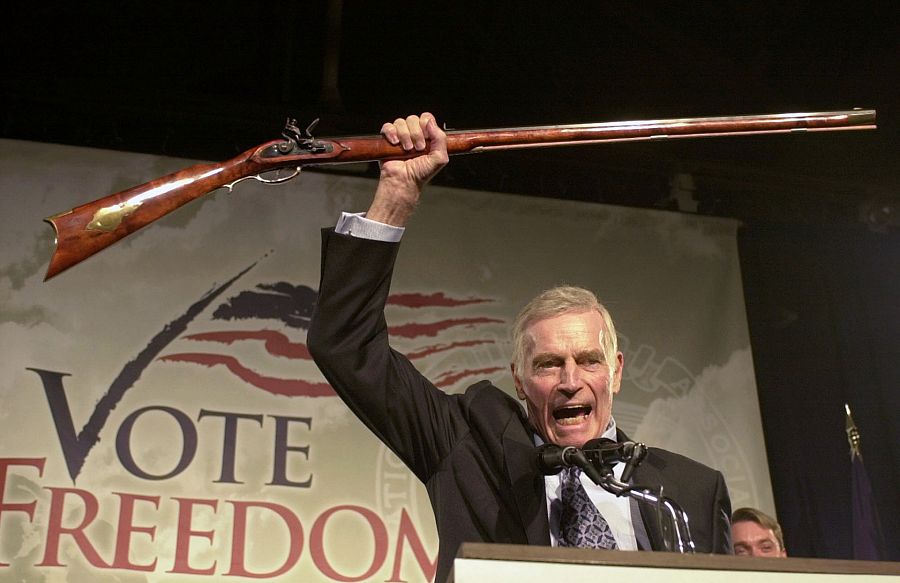 Charlton Heston, presidente de la Asociación Nacional del Rifle