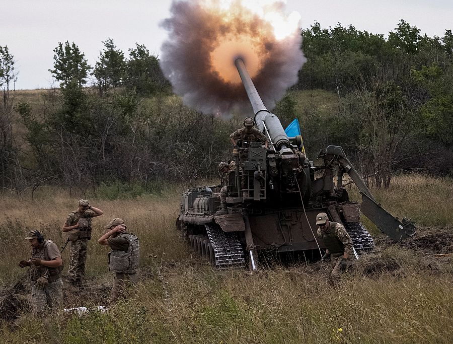 Soldados ucranianos disparan proyectiles en la región de Donetsk.