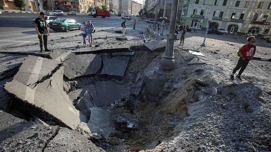 Un grupo de ciudadanos observa el cráter dejado por el impacto de un misil ruso en la ciudad de Járkov